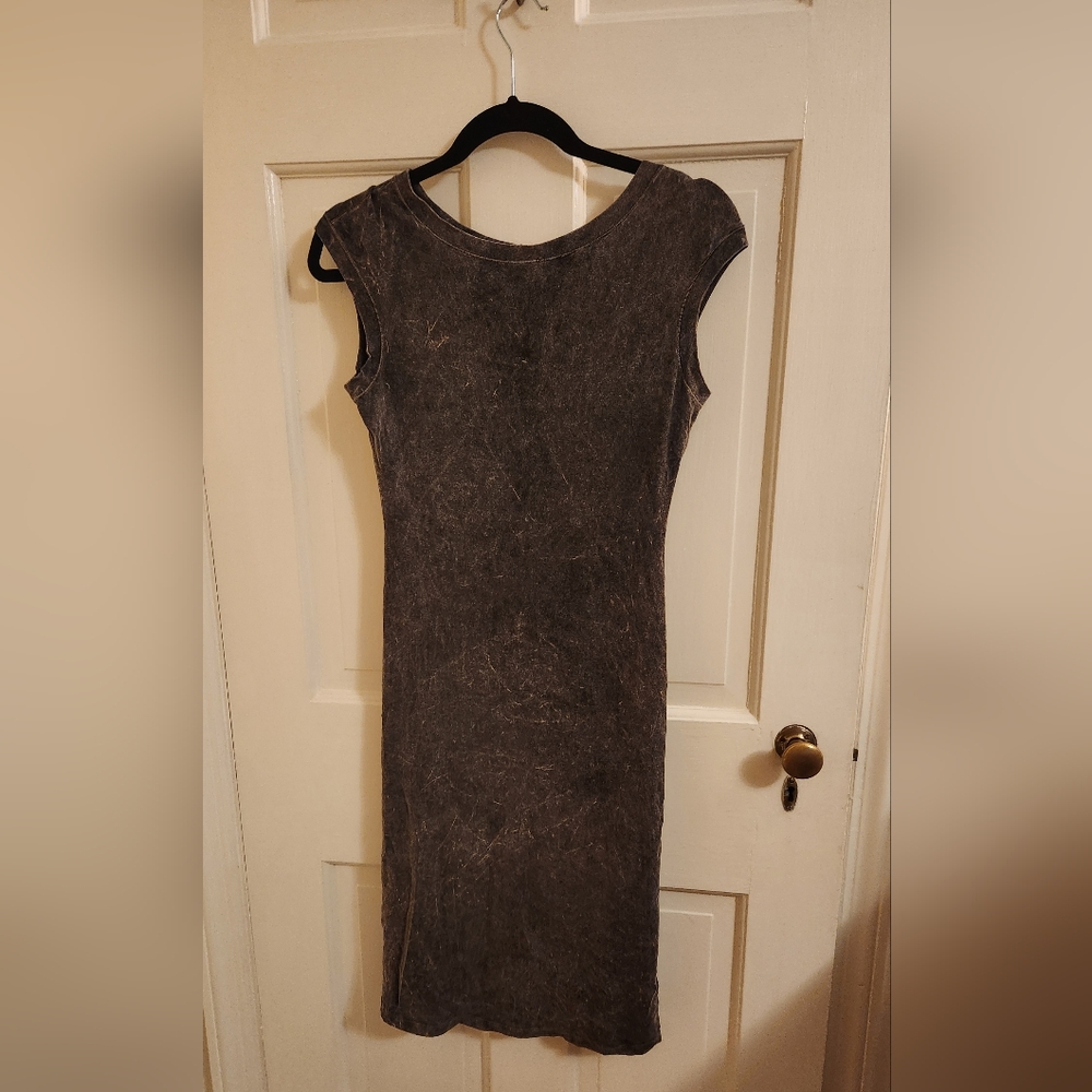 Gorgeous stretch below the knee tee shirt dress